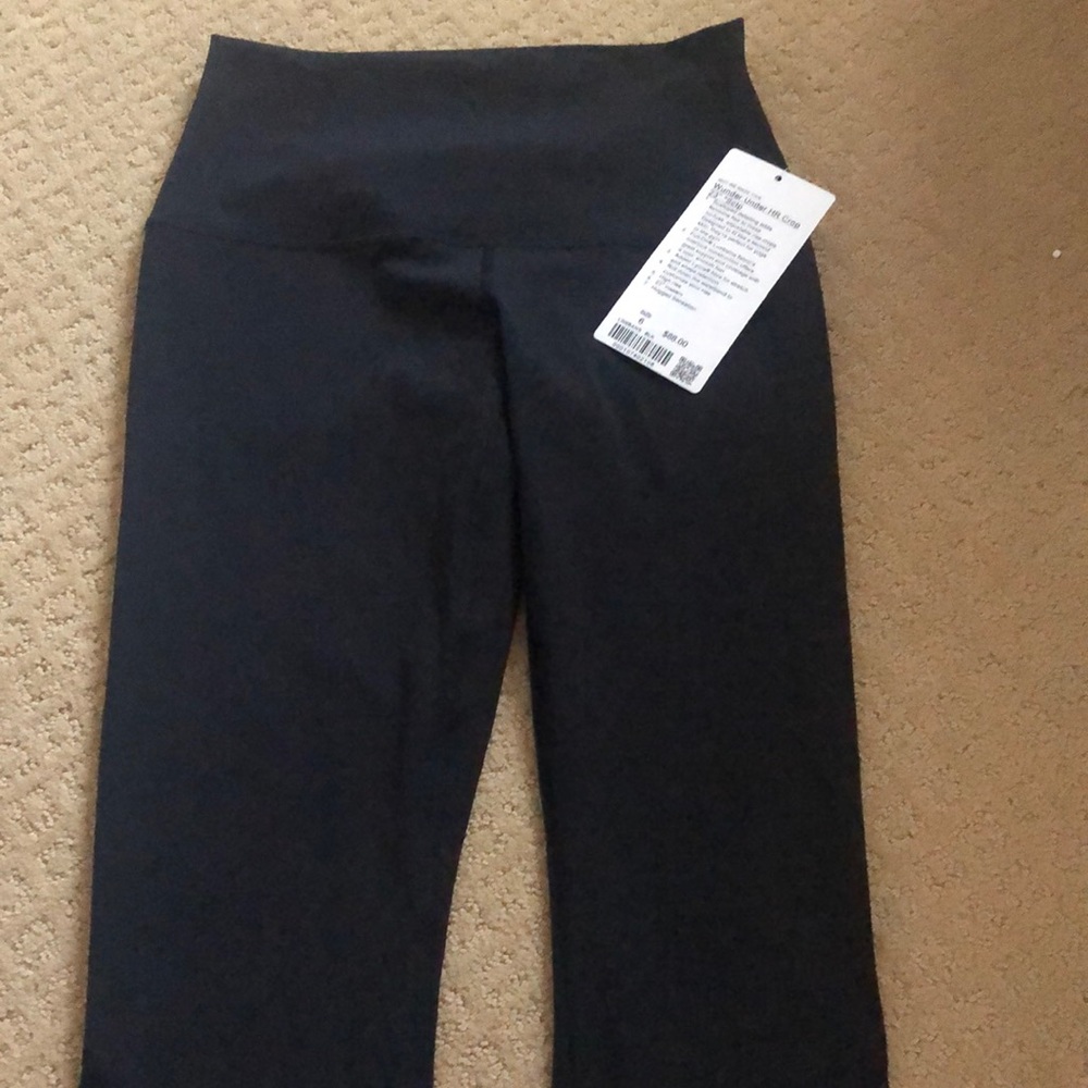 NWT Wunder Under HR Crop 23” Scallop